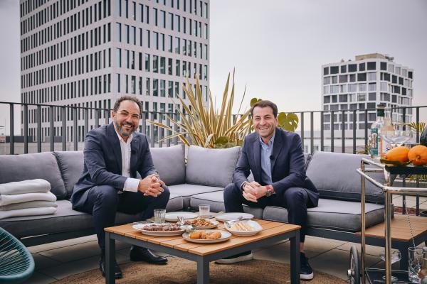Bild 1 von 6: Diesmal geht es für die beiden Grillexperten hoch hinaus! Bei ihrer exklusiven Rooftop-Party bereiten Ali GüngörmüÅ? (rechts) und Adnan Maral unter anderem knusprige Ente und gegrillten Spargel zu.