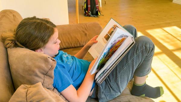 Bild 1 von 5: Im Bild: Julia besucht heute eine Familie, die gemeinsam ein Buch geschrieben hat.