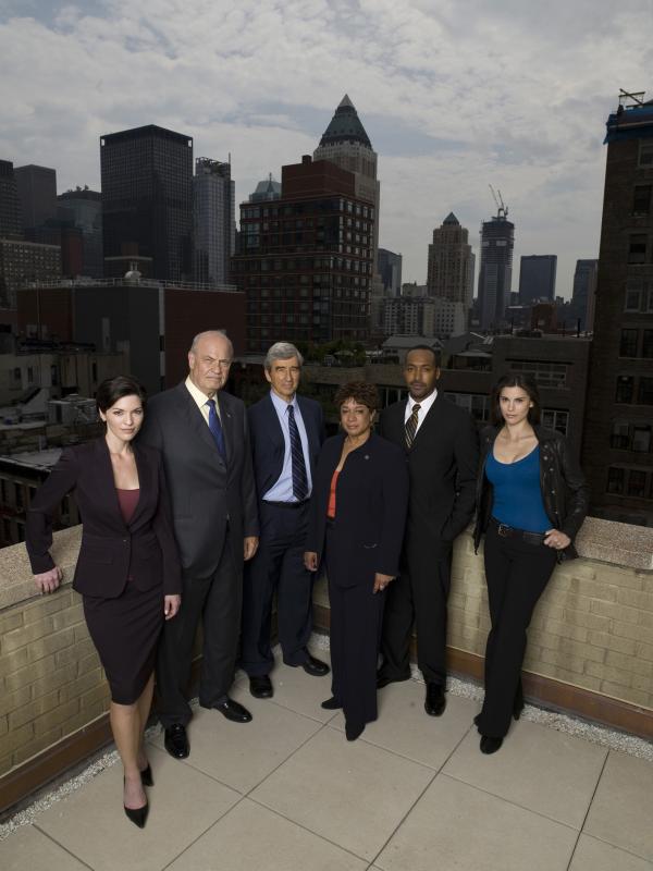 Bild 1 von 2: (l-r) Alana De La Garza as Assistant District Attorney Connie Rubirosa, Sam Waterston as Assistant District Attorney Jack McCoy, Fred Dalton Thompson as District Attorney Arthur Branch, S. Epatha Merkerson as Lieutenant Anita Van Buren, Jesse L. Martin as Detective Ed Green, Milena Govich as Detective Nina Cassady -- NBC
