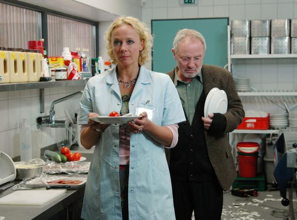 Bild 1 von 11: Aushilfspflegerin Jessie (Katja Riemann, links) ist die einzige, die den \