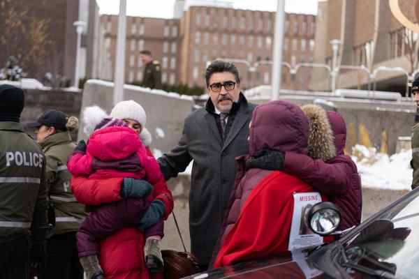 Bild 1 von 13: Armand Gamache (Alfred Molina, Mitte)
