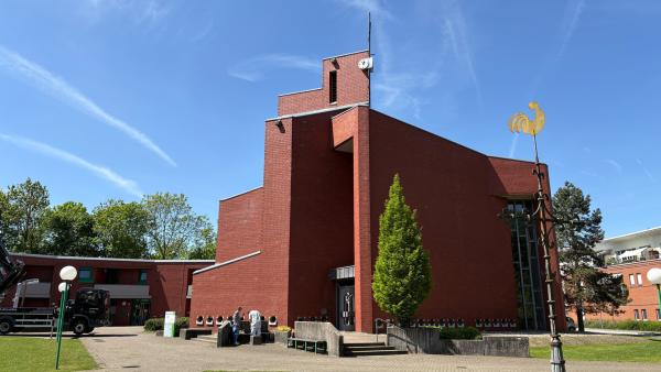Bild 1 von 2: Der heutige Gottesdienst findet aus der katholischen Kirche St. Anna in Münster-Mecklenbeck statt.