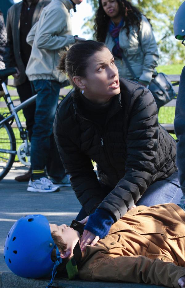 Bild 1 von 9: Schafft es Erin (Bridget Moynahan, knieend) den nach einem Fahrradunfall verletzten Sean (Andrew Terraciano, liegend) zu stabilisieren, bevor der Notarzt kommt?