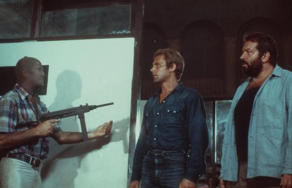 Bild 1 von 5: Plata (Terence Hill, M.) und Salud (Bud Spencer, r.) lassen sich doch nicht von jedem Dahergelaufenen bedrohen ...