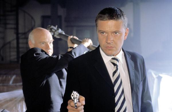 Bild 1 von 20: Prof. Paulus (Dietrich Hollinderbäumer, l.) versucht, Taube (Christian M. Goebel, r.) zu töten.