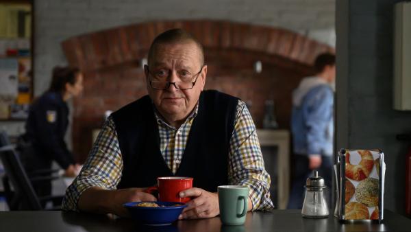 Bild 1 von 5: Revierchef Jan-Hinrich Reuter (Udo Kroschwald, M.) ist sich sicher, dass Tom Barner (Ben Ole Knobbe, r.) seinen Betreuer Ingo Wohlers sehr gemocht hat und lässt den Jungen gehen. War das die richtige Entscheidung?