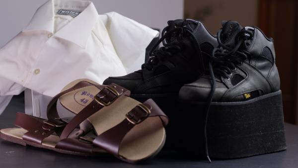 Bild 1 von 2: Jesuslatsche, Plateauschuh und Nyltesthemd - Modesünden der Vergangenheit.