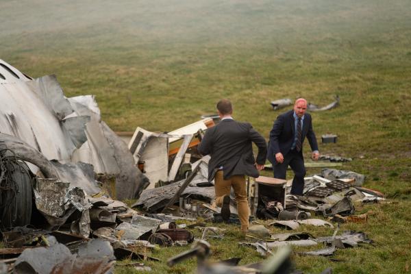 Bild 1 von 3: Überlebende helfen sich gegenseitig aus dem Wrack.
