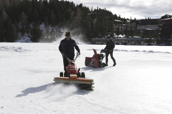 Bild 1 von 14: Walter Karlsberger und Patrick Weilheimer beim Praeparieren des Eislaufplatzes