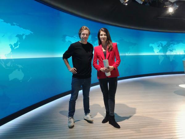 Bild 1 von 4: Checker Tobi mit Linda Zervakis im Tagesschau-Studio in Hamburg
