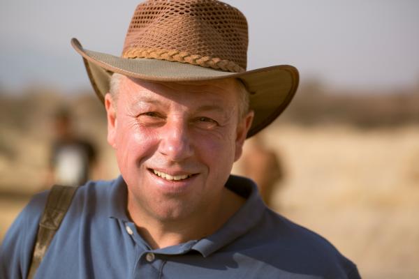 Bild 1 von 3: Professor Matthias Wemhoff beim Dreh in der Wüste von Namibia.