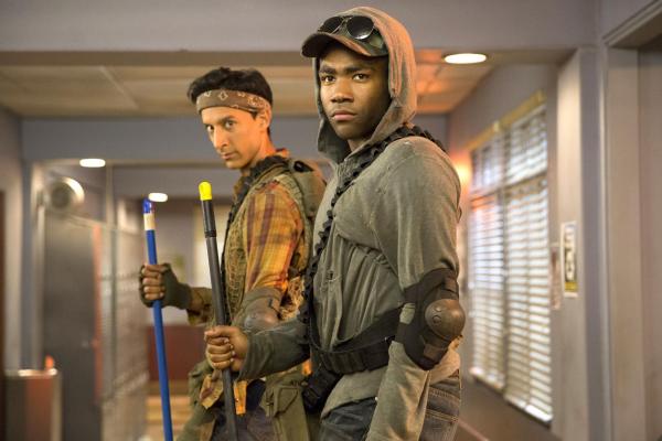 Bild 1 von 23: Abed (Danny Pudi, l.) und Troy (Donald Glover, r.) ziehen in den Kampf gegen die Lava ...