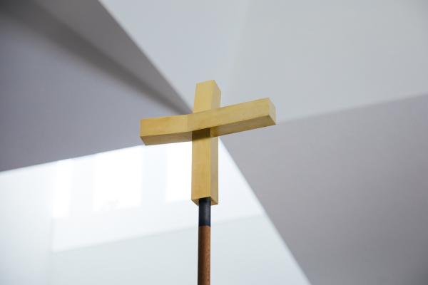 Bild 1 von 3: Goldenes Kreuz in der Kirche.