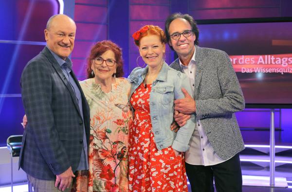 Bild 1 von 2: v.li. Bodo Bach, Alice Hoffmann, Enie van de Meiklokjes und Christoph Sonntag.