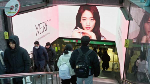 Bild 1 von 9: Im Bild:  Korea: In Seouls Luxusviertel Gangnam sind riesige Werbeflächen für K-Beauty überall zu sehen.