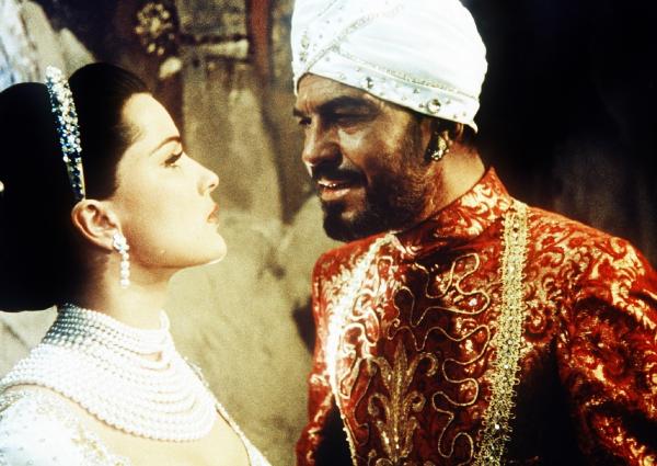 Bild 1 von 3: Der intrigante Fürst Ramigani (René Deltgen) plant einen Putsch gegen seinen Bruder, den Maharadscha. Die Tempeltänzerin Seetha (Debra Paget)? soll ihm dabei helfen, selbst an die Macht zu gelangen.