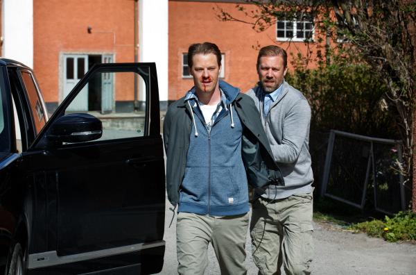 Bild 1 von 10: Hauptkommissar Thomas (Jakob Cedergren, re.) nimmt Kim (Magnus Sundberg, li.), den Geschäftsführer von ?Wine Sweden?, fest.
