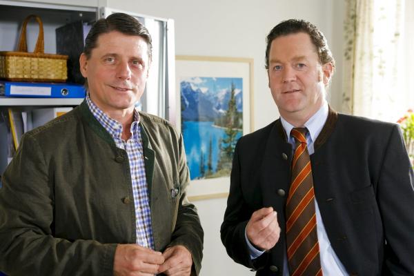 Bild 1 von 2: Alpenvereinschef Sauter (Christian Spatzek, l.) und Bürgermeister Schretzmayer (Jürgen Tonkel, r.) waren gegen den Erlebnispark, den das Opfer in den Bergen errichten wollte. Ging der Streit tödlich aus?Honorarfrei - nur für diese Sendung bei Nennung ZDF und Christian A. Rieger