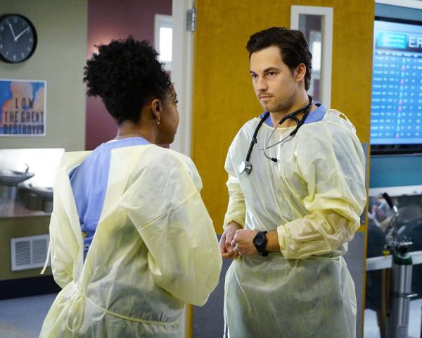 Bild 1 von 27: Geben alles, um Leben zu retten: Stephanie (Jerrika Hinton, l.) und Andrew (Giacomo Gianniotti, r.) ...