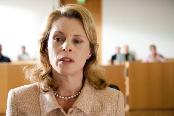 Bild 1 von 10: Nina (Leslie Malton) war früher selbst Ärztin und musste ihre Approbation nach einer anonymen Anzeige wegen Medikamentenmissbrauchs abgeben. Dank ihres Bruders findet sie eine Stelle als Krankenschwester. Doch heißt das auch, dass sie seine Fehler decken muss?