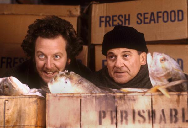 Bild 1 von 10: Auch das Ganovenduo, Marv (Daniel Stern, l.) und Harry (Joe Pesci, r.), ist nach dem Ausbruch aus dem Gefängnis ausgerechnet in New York gelandet ...