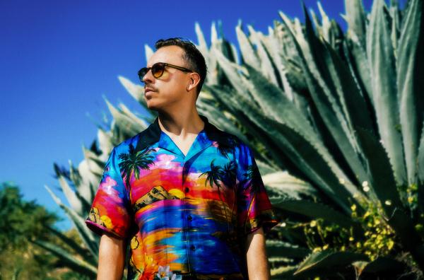 Bild 1 von 1: Purple Disco Machine & Friends hat es von Underground-Clubs in Ostdeutschland auf die internationalen Festivalbühnen geschafft und zählt heute mit über zwei Milliarden Streams zu den erfolgreichsten DJs und Produzenten weltweit