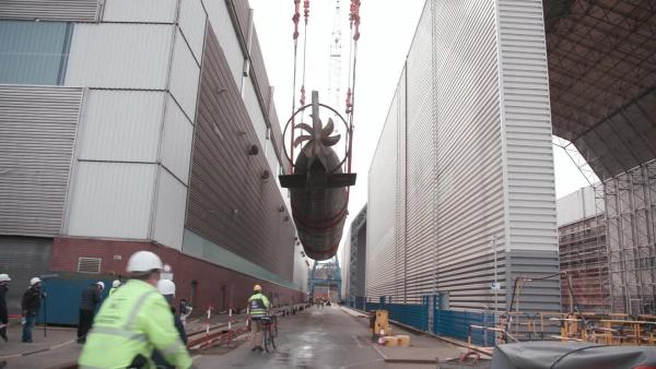 Bild 1 von 3: Die Strippen bilden das Hebezeug des Portalkrans, welcher das rund 500 Tonnen schwere Boot aus dem Wasser hievt.