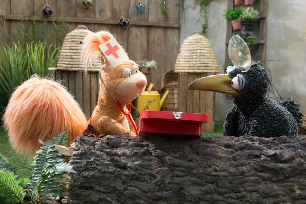 Bild 1 von 5: Dr. Ella (Anna Menzel) und Dr. Rudi (Lennart Morgenstern) finden keine Patienten, die sich behandeln lassen wollen. Sie brauchen dringend eine Spezialmedizin.