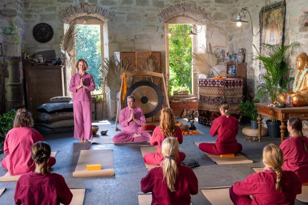 Bild 1 von 3: Was wie ein idyllischer Rückzugsort für Yoga, Meditation und Heilung erscheint, wird zur Kulisse eines erschütternden Verbrechens. Der Heilpraktiker und Yogalehrer Simon Kern (Holger Doellmann, 4.v.l.) wird im Garten des exklusiven Wellness-Resorts Maiberghof Opfer eines Gewaltverbrechens. Hatte jemand der Gäste (Komparsen) ein Motiv, den charismatischen Heiler zu töten? Auch die Inhaberin des Resorts Masha Maiberg (Lara Joy Körner, 3.v.l.) rückt in den Fokus der Ermittlungen.