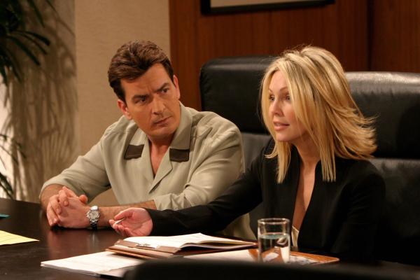 Bild 1 von 8: Charlie Harper (Charlie Sheen, l.) muss erkennen, dass die Anwältin Laura Lane (Heather Locklear, r.) wirklich Haare auf den Zähnen hat.