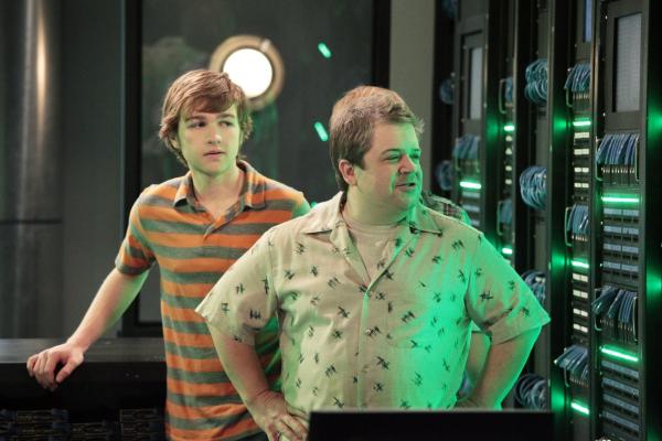 Bild 1 von 33: Jake (Angus T. Jones, l.) und Eldridge haben wider Erwarten ihren Highschool-Abschluss bestanden und stehen nun vor der Berufswahl. Schließlich werden sie für Idiotenarbeit im Serverraum des Unternehmens von Walden und Billy (Patton Oswalt, r.) eingesetzt. Da sie nichts Besseres zu tun haben, als Pornos herunterzuladen, fangen die beiden im Nu einen Virus ein, der die gesamte Serverfarm der Firma infiziert ...