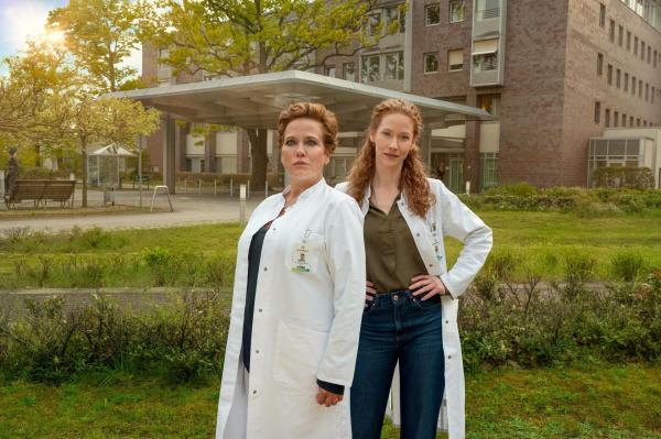 Bild 1 von 22: Dr. Barbara Berg (Muriel Baumeister, l.); Dr. Lea Wolff (Sina-Valeska Jung, r.)
