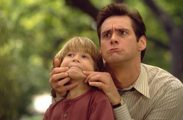 Bild 1 von 15: Zu seinem Geburtstag wünscht sich der kleine Max (Justin Cooper, l.), der mal wieder von seinem Vater (Jim Carrey, r.) versetzt wurde, dass dieser nie wieder lügen kann. Da wird sein Wunsch tatsächlich erhört ...