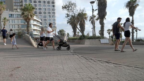 Bild 1 von 6: Im Bild: Flanierer bei Tel Aviv Beach.