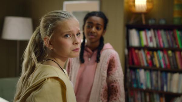 Bild 1 von 1: Jenny macht sich Sorgen: Warum ist Kim aus der Schule weggelaufen? (von links nach rechts: Anine Bonnevie Nagell-Høyer, Solyana Tesfaye Tikabo)