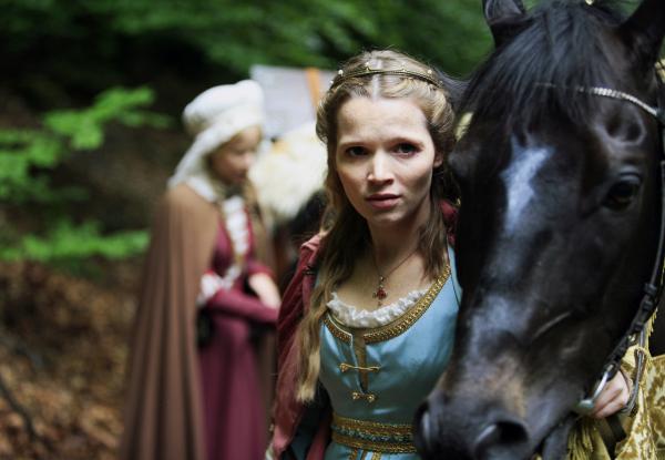 Bild 1 von 9: Prinzessin Elisabeth (Karoline Herfurth, vorne) hat sich mit ihrem sprechenden Pferd Falada und ihrer Zofe Magdalena (Susanne Bormann) auf den Weg zum Schloss von König Gustav gemacht.© HR/Kinderfilm GmbH/Felix Holland - Honorarfreie Verwendung gemäß AGB im engen inhaltlichen redaktionellen Zusammenhang mit genannter Sendung bei Nennung \