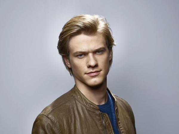 Bild 1 von 6: (2. Staffel) - Ein etwas anderer Held: Angus MacGyver (Lucas Till) ...