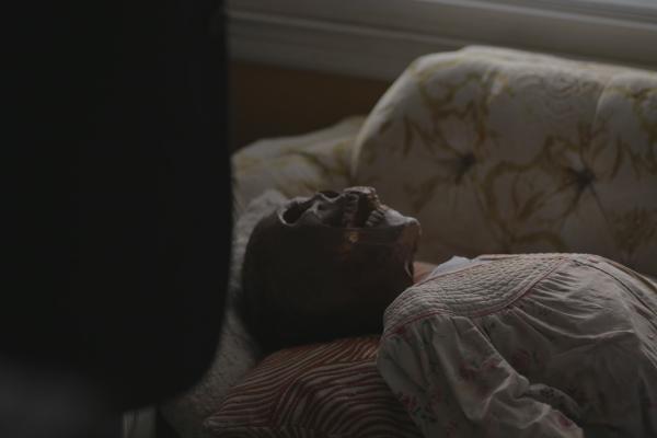 Bild 1 von 8: Das Verschwinden der 80-jährigen Gretchen McCrae entwickelt sich zu einem der seltsamsten Fälle seiner Karriere: Als Lt. Joe Kenda in ihrem Haus die Mumie einer alten Dame entdeckt, wirft die Leiche viele Fragen auf. Wer hat die Frau getötet? Und wo ist Gretchen?