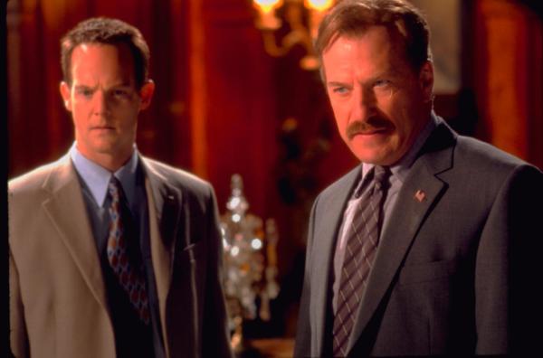 Bild 1 von 5: Im Bild (v.li.): Jason Gray-Stanford (Lt. Randall Disher), Ted Levine (Capt. Leland Stottlemeyer).