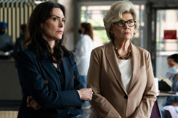 Bild 1 von 13: Im Bild (v.li.): Michelle Forbes (Dr. Veronica Fuentes), Debra Monk (Karen Brantley).