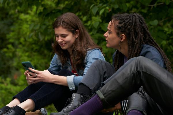Bild 1 von 3: Als Mitbewohnerinnen verbringen Bobbi (Sasha Lane, r.) und Frances (Alison Oliver, l.) noch mehr Zeit zusammen als vorher. Aber als Frances eine Nachricht bekommt, muss sie plötzlich los.