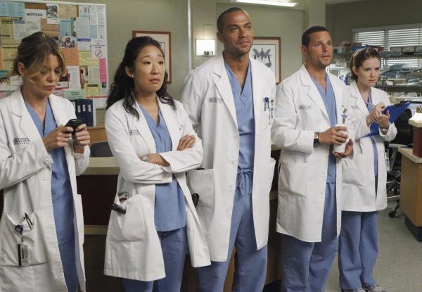 Bild 1 von 14: Bekommen die ersten Operationen, die sie alleine durchführen müssen, und erkennen dabei, dass selbst die kleinsten Routine-Eingriffe nicht immer einfach sind: Meredith (Ellen Pompeo, l.), Cristina (Sandra Oh, 2.v.l.), Jackson (Jesse Williams, M.), Alex (Justin Chambers, 2.v.r.) und April (Sarah Drew, r.) ...