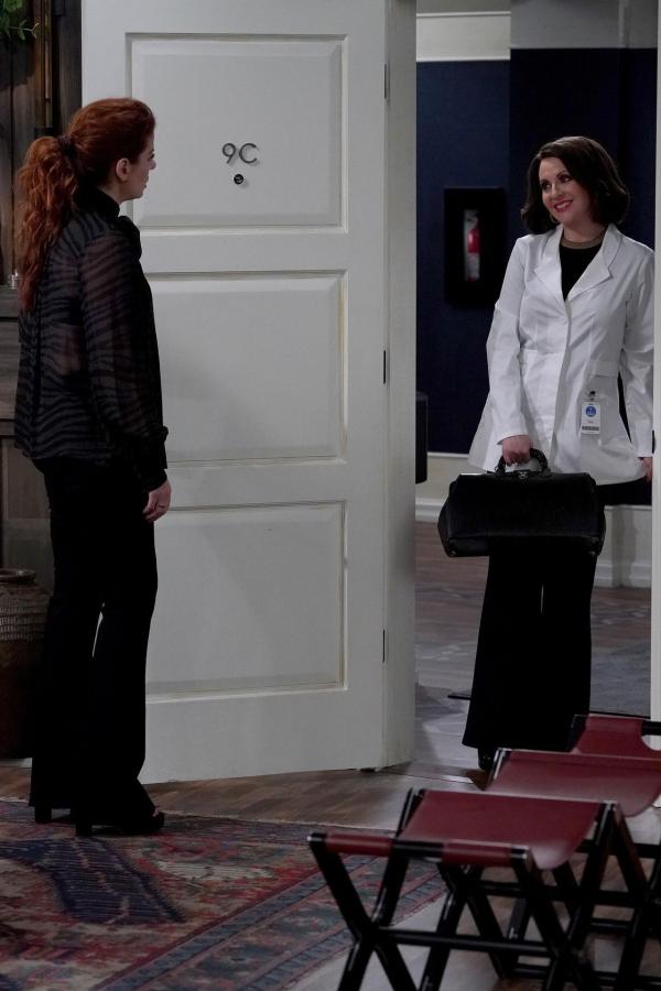 Bild 1 von 8: Grace Adler (Debra Messing, l.); Karen Walker (Megan Mullally, r.)