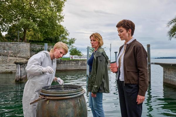 Bild 1 von 10: Im Bild: Die Kommissarinnen Doro Beitinger (Franziska Weisz, M.) und Chiara Locatelli (Maria Wördemann, r.) werden in ihrem zweiten gemeinsamen Fall mit einer Wasserleiche konfrontiert. Sarah Hertweg (Anna Gesa-Raija Lappe, l.) hat erste Informationen zu dem brisanten Fund im Bodensee für die Ermittlerinnen.