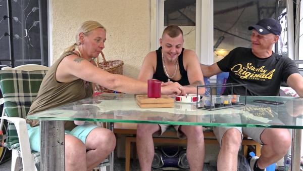 Bild 1 von 3: Elvis und Katrin sind stolz: Sohn Martin hat seine Ausbildung abgeschlossen und ein verlockendes Jobangebot.