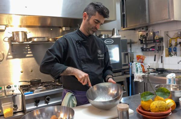 Bild 1 von 2: Der Chefkoch Gonçalo Queiroz interpretiert die Sericaia, ein typisches Dessert aus Portugal, neu.