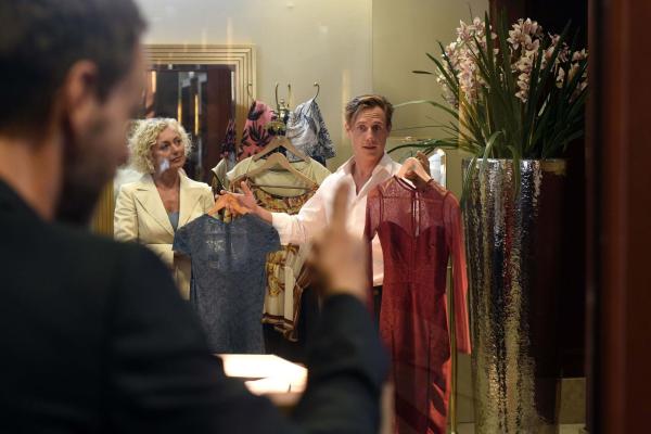 Bild 1 von 19: Weil seine Beziehung zu Nina im Alltag zu versinken droht, lässt sich Sebastian (Patrick Kalupa, r.) von Daniel (Julian Weigend, l.) überreden, ein geheimnisvolles Spiel zu spielen. Mit fatalen Folgen ...