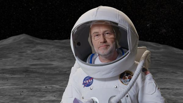 Bild 1 von 9: Harald Lesch wagt das Gedankenexperiment: Könnten wir den Mond besiedeln?
