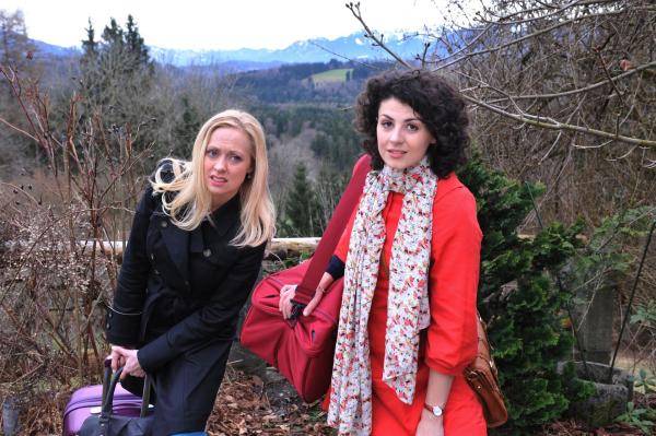 Bild 1 von 10: Coco (Mirjam Heimann, l.); Pauline (Liza Tzschirner, r.)