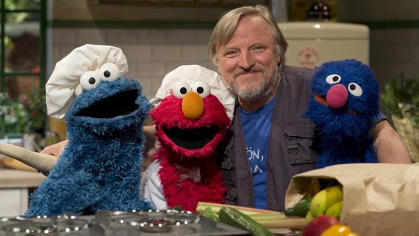 Bild 1 von 3: Axel Prahl kocht mit den Sesamstraßen-Bewohnern \